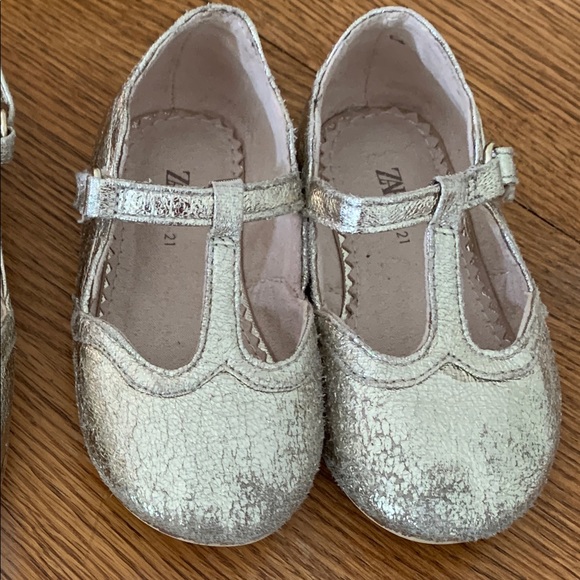 Zara Baby Girls Gold T Strap Flats sz 21/ 5 - Picture 1 of 7